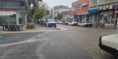 Şiddetli yağmur hayatı olumsuz etkiledi