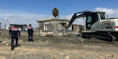 Karataş’ta kıyı şeridine kaçak inşa edilen barakalar yıkıldı
