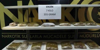 Otomobilin kapı boşluğunda 7 kilo 355 gram eroin ele geçirildi
