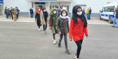 Göçmen kaçakçısı 3 şüpheli yakalandı: 23 kaçak göçmeni yolda görüp almışlar