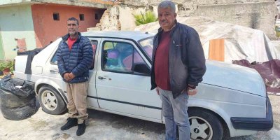 Çaycıdan örnek davranış: Sokakta kalan vatandaşı otomobiline yerleştirdi