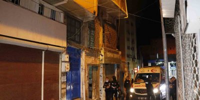Kötü kokular gelen eve giren polis bir kişiyi ölü olarak buldu