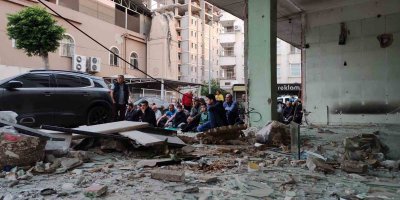 Bayram namazını yıkılması için boşaltılan orta hasarlı binanın altında kıldılar