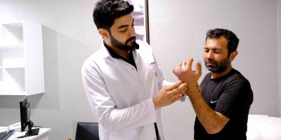 Makinada parçalanan eli karnına dikilerek kesilmekten kurtarıldı