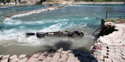 Adana'da çöken yol onarılırken tekrar çöktü, işçiler ölümden döndü