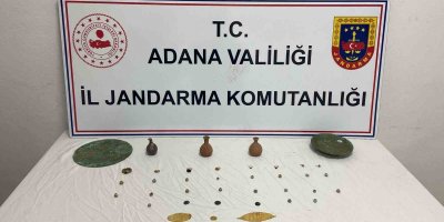 Adana’da bir araçta 38 tarihi eser ele geçirildi
