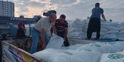 Kozan'da depremden etkilenen arıcılara yem desteği