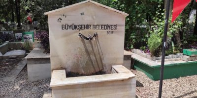 Adana'da mezarlıktaki musluklar çalınmasın diye demir kilit vuruldu