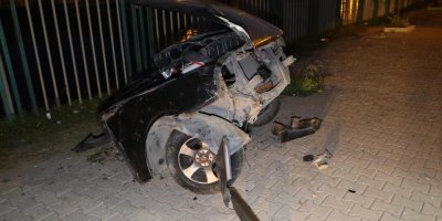 Direğe çarpan otomobil ikiye bölündü, sürücüsü hayatını kaybetti