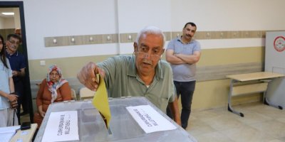 Adana'da oy kullanma işlemleri başladı