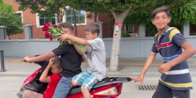 Adana’da 4 çocuğun elektrikli motosiklette tehlikeli yolculuğu: “Çek, her yerde paylaş”