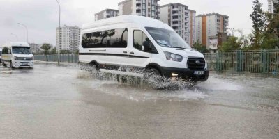 Adana sağanak yağmurla güne erken başladı