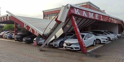 Adana'da şiddetli yağış 2 oto galerilerin çatılarını çökertti, araçlar zarar gördü