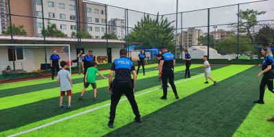 Polis deprem çocuklarıyla futbol oynadı
