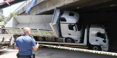 Adana'da çekicinin üzerindeki kamyon otoyol köprüsüne sıkıştı