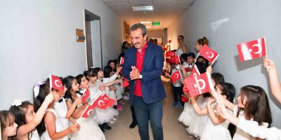 Kreş öğrencilerinin mezuniyet sevinci