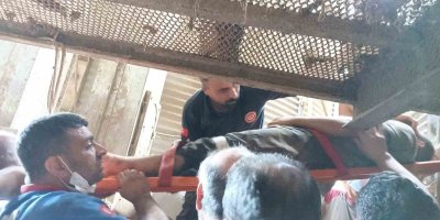 Hububat öğütme makinesine kapılan işçiyi, ekipler kurtardı