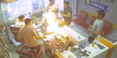 Cep telefonu bomba gibi patladı