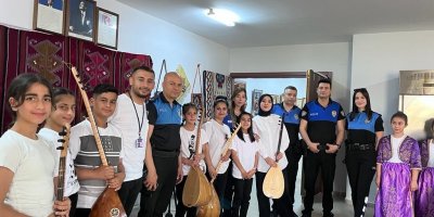 Polis kursiyerlere saz çalıp, kadınlarla çiğ köfte yaptı