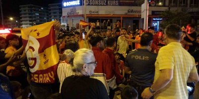 Adana’daki taraftarlar Galatasaray şampiyonluk sevincini yaşadı