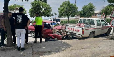 Hurdaya dönen araçtan yaralı kurtuldular