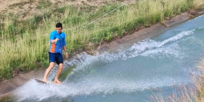 Traktör ile sulama kanalında sörf