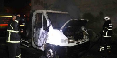 Adana’da park halindeki çekici yanarak kül oldu