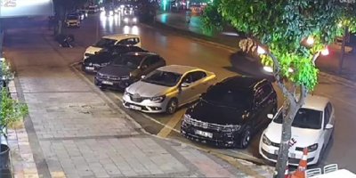 Adana'da yolun karşısına koşan gence otomobil çarptı