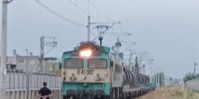 Raylara çıkıp yük treninin önü kesti, tren güçlükle durdu