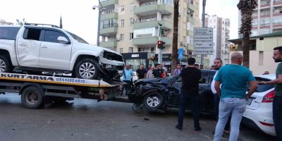 Adana’da kavşakta kaza: 3 araç hasar gördü, 2 sürücü yaralandı