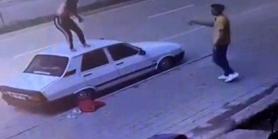 Adana’da bir kadın otomobilin tavanına çıkıp dans etti