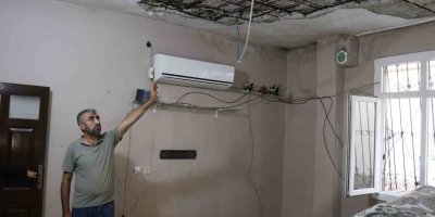 Depremden hasarsız çıkan evin tavanı çöktü