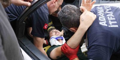Kazada sıkışan yaralı sağlık çalışanı itfaiye ekipleri tarafından kurtarıldı