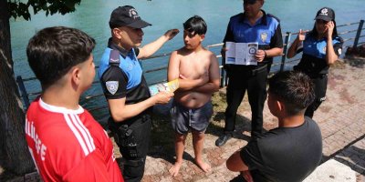 Polisler, kanalda yüzen çocukları sudan çıkartıp bilgilendirdi