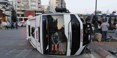 Adana’da dolmuş  sinyalizasyon direğine çarpıp devrildi: 3 yolcu yaralı