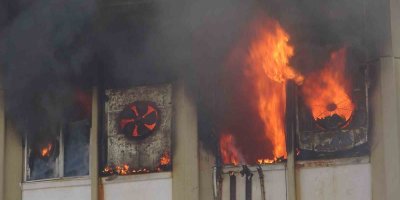 Alev alev yanan iş yerini gözyaşları içinde çaresizce izlediler