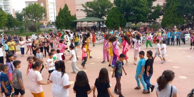 Kozan’da 300 çocuğa bayramlık hediye edildi