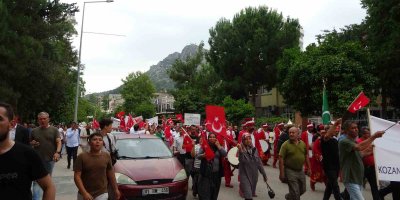 Kozanlılar il olmak için mehteran eşliğinde yürüdü