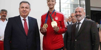 Dünya ve Avrupa şampiyonu olan Nafia, üstü açık otomobille sevinç turu attı