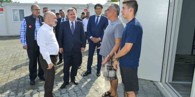 Vali Elban, depremzedeler ile bayramlaştı