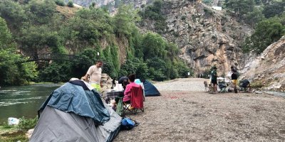 Türkiye’nin dört bir yanından Adana’ya serinlemek için geldiler