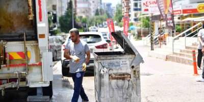 Çukurova’da konteynerler ilaçlı su ile yıkanıyor