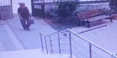 Kuaför bahçesindeki reyhanları böyle çaldı