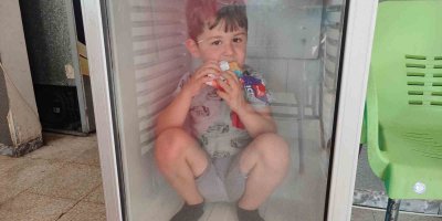 Sıcaktan bunalan çocuk buzdolabında serinledi