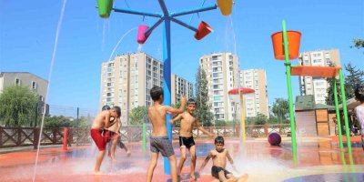 Yüreğir’de çocuklar su oyun parkında serinliyor