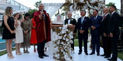 4 çocuk ve 7 torunları olan Onatça çifti evliliklerinin 50. yılında nikah tazeledi