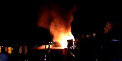 Tır otoyolda alev alev yandı