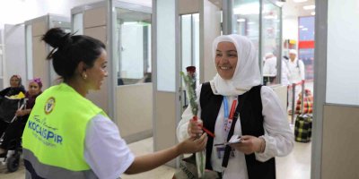 Yüreğir Belediyesi, hacıları güllerle karşıladı