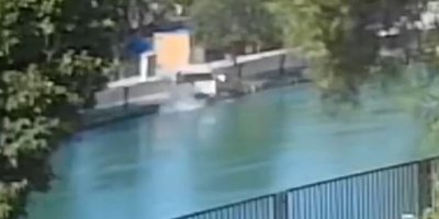 Kontrolden çıkan otomobil sulama kanalına düştü, o anlar kameraya yansıdı