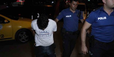 Polisin ihtarlarına uymayıp çalıntı motosikletle 15 kilometre kaçıp ortalığı birbirine kattılar